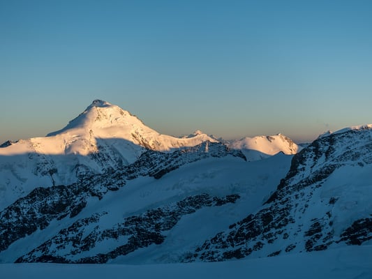 Aletschhorn und Dom leuchten in einem kristallklaren Abendhimmel