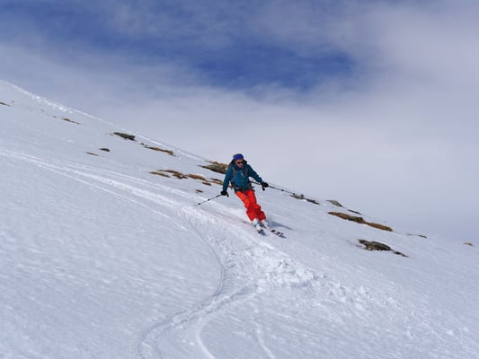Lupenreiner Sulzpulver und knapp überdeckte Steine erfordern eine zurückhaltende Fahrweise