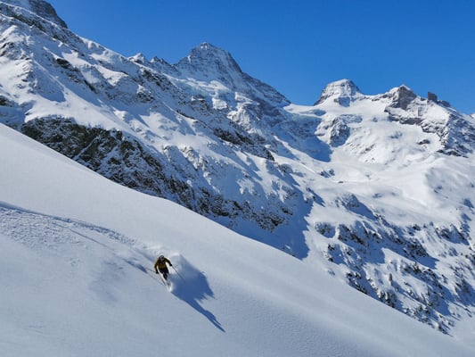 Der Schmadririgg zieht unter dem Breithorn und Zuckerstock an den Horizont