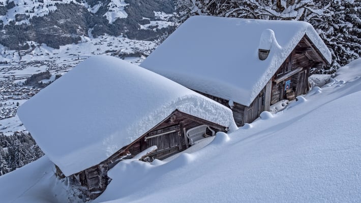 Zwei Alphütten auf 1400 M.ü.M. Die Schneehöhe auf den Dächern ist beachtlich