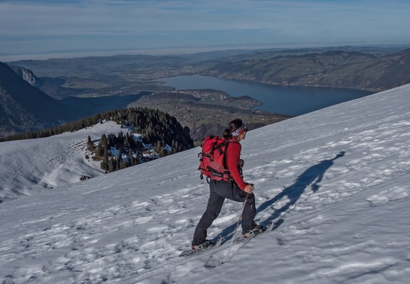 Franziska kurz unter dem Gipfel, die bewaldete Kuppe ist das Engelhorn