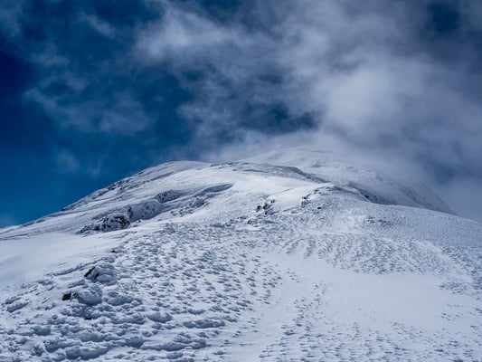 Der Gipfel präsentiert sich wie von einem anderen Gebirge