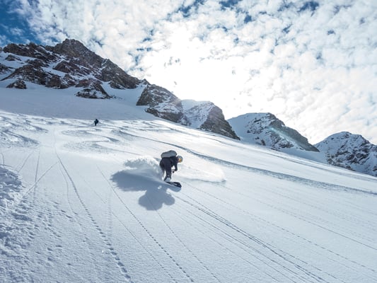 Severa gleitet mühelos über das weisse Element. An diesem Tag haben wir vermutlich noch einen Bären gesichtet, doch neine Weitwinkelkamera war nicht in der Lage, ein aussagekräftiges Beweisbild aufzuzeichnen