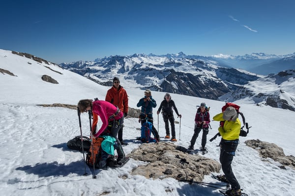 Vom Glacier du Wildhorn ist nichts mehr übrig, imposant ist der Weitblick zu den Berner Alpen und zu unserer Strecke, welch wir bereits gelaufen sind.  Gut erkennbar die Plaine Morte, an deren rechtem Rand das Rothorn, darüber das Lötschentaler Breithorn