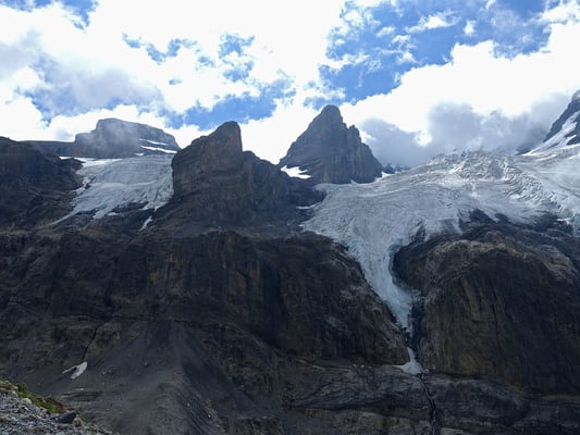 Die Wilde Frau nach unserer Besteigung, Nebel und Schneetreiben waren für den Fotoapparat Grund genug, im Rucksack zu verbleiben. In der Bildmitte der Felsklotz uf em Stock, links und rechts der schwindende Blüemlisalp Gletscher 