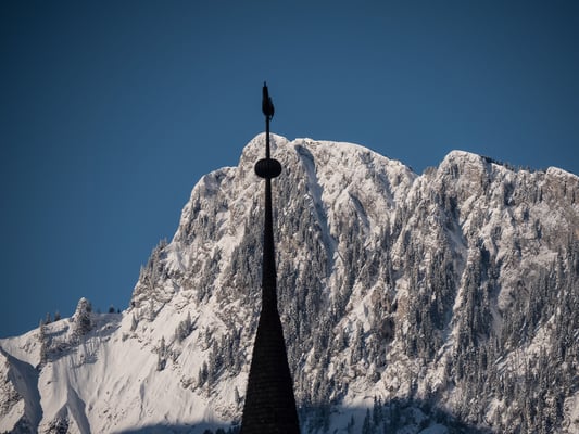Mächtiges Gipfelkreuz vor dem Dent de Corjon. Der Ausblick direkt vom Hotel Elite in Rossinière hätten wir eindrücklicher kaum erwartet