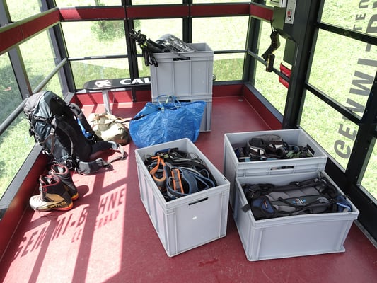 Kistenweise Material stemmt die Gemmibahn am Freitagnachmittag mit mir als fahrender Gast zum Gemmipass empor