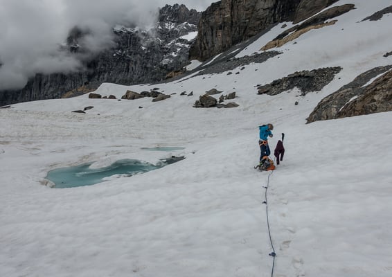 Nach einigen kurzen Krafteinlagen stehen wir oben am Gletscher. Der See hat sich erst mit dem Rückgang des Eises gebildet