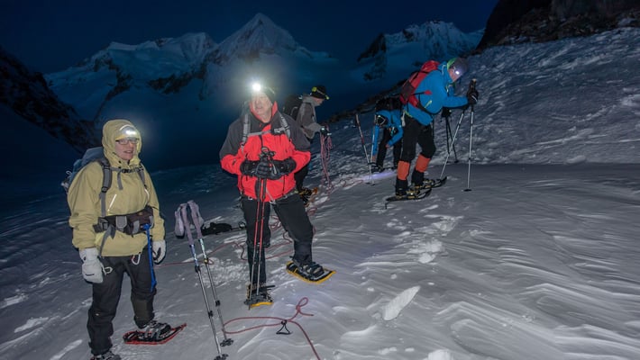 5 Uhr 30, wir sind startklar im Oberaarjoch, noch ists im Westen heiter