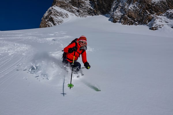 Eine freche Fontäne spritzt aus Marlies Skibohrung, ein deutliches Zeichen für die hervorragende Schneequalität