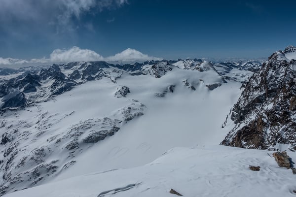 Verliebter Pilot schickt Liebesbotschaft an Unbekannt. Der Vadrett di Scerscen eignet sich hervorragend für Gletscherlandungen. Von einer prächtigen Cumulus-Wolke verdeckt der Monte Disgrazia, rechts die Fuorcla Fex-Scerscen, links davon der Piz Tremoggia