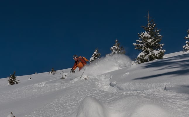 Trotzdem stiebt das weisse Element noch recht locker in den stahlblauen Winterhimmel