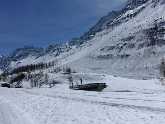 Auf der Fafleralp liegt noch über ein Meter Schnee und wir fahren noch bis wenige Meter vor die Ortschaft Blatten, wo ein herrlicher Tourentag zu Ende geht