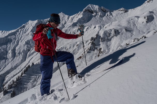Carlito vor anspruchsvollem Skigelände, in diesen Flanken sind selten Spuren auszumachen