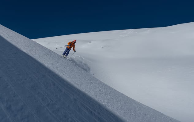 Es stiebt und auch mit macht die Abfahrt Spass bei dieser Schneequalität