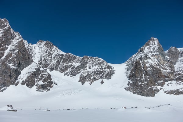 Piz Bernina, die Marco e Rosa Hütte, das Marinelli Couloir und die Crast`Agüzza. Eigentlich wollten wir dieses Couloir hoch, doch Spuren sind keine auszumachen und weder zum hochkraxeln noch runterfahren sieht die 45° steile Rinne wirklich gut aus