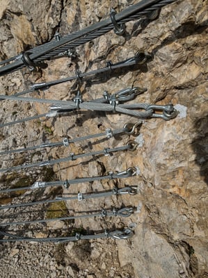 Da haben es die Südtiroler aber doch ein bisschen zu weit getrieben; Haken, beim klettern häufig Mangelware, wurde hier im Überfluss verankert. Da kann weder Kleinkind noch Hund durch die Maschen dieser Brücke fallen kann