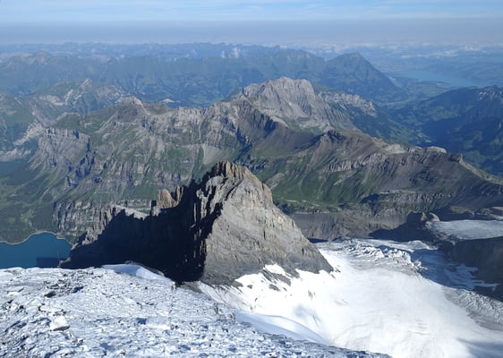 Vom Thunersee reicht der Blick über die Niesenkette, das Ärmighorn, im Vordergtungd Blüemlisalp Rothorn und links der Oeschinensee