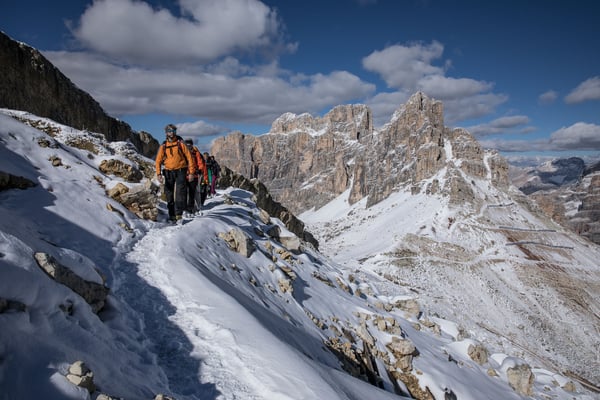 Meine Idee war ja, die Alta Via Veronesi zu begehen, die sich auf abschüssigem Band auf Kopfhöhe von Peter durch die Wand der Piza Sud schlängelt. Bedingt durch die heiklen Verhältnisse wählen wir den nicht minder eindrücklichen Weg durch die Finsternis