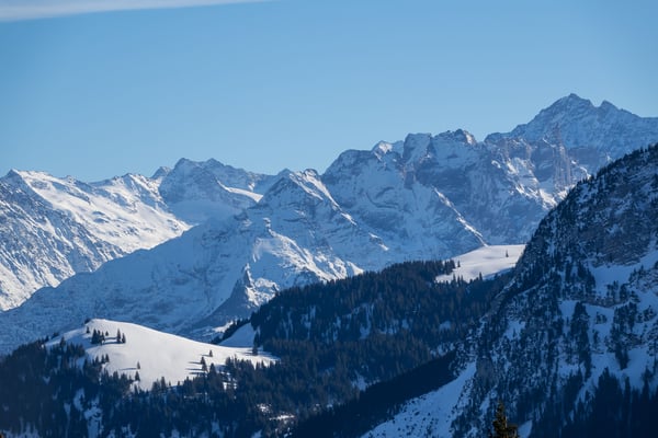 Die besonnten Flächen im Vordergrung sind unser Ziel von morgen. Links der Ankenhubel, rechts hinter dem steilen Grat des Giswilerstock der Sädel. Darüber die Engelhörner und das Hangendgletscherhorn
