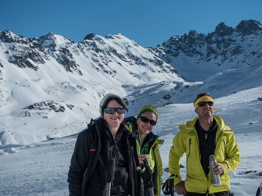 Die Verhältnisse spiegeln sich auf den Gesichtern von Brigitte und Daniela, während Erich die genaue Aufstiegslinie begutachtet