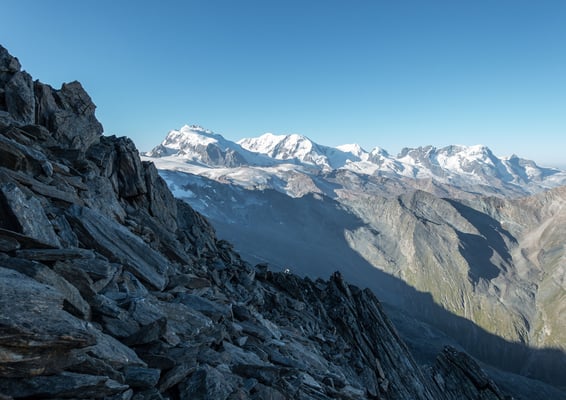 Viel loses Gestein im unteren Teil vom Rotgrat. Der Anblick zum Horizont hingegen ist makellos. Monte Rosa Gruppe, Liskamm, Castor und Pollux und das breite Breithorn