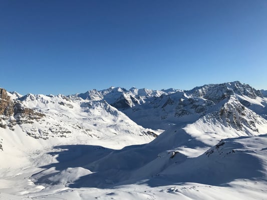 Wir entscheiden uns für den Campagnung und erfreuen uns an der fantastischen Aussicht Richtung Bernina Massiv