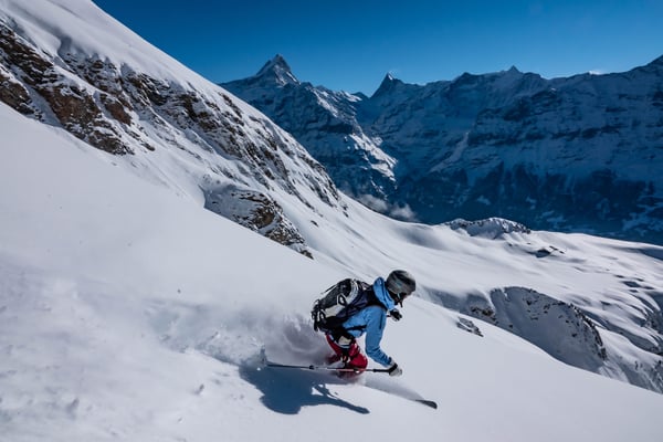 Weite Hänge noch und noch, Irene geniesst die Abfahrt mit Weitsicht in vollen Zügen