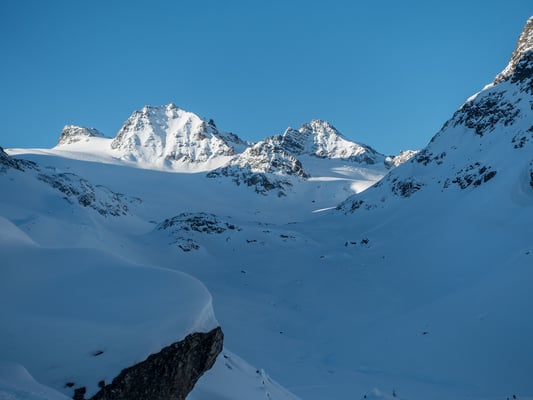 Nach einem grauen Sonntag herrscht am Morgen vor der Jamtalhütte Kaiserwetter. Blick auf die Hintere und vordere Jamspitze, rechts unser Tagesziel, die Dreiländerspitze