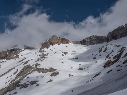 Nach einigen happigen Querungen wird der Blick zum Hubelhorn mit den flacheren Schneefeldern frei