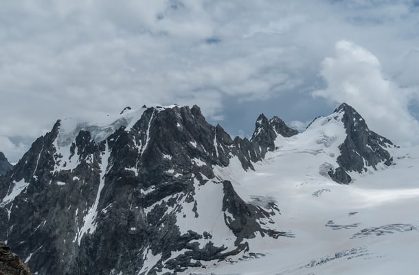 Der klotzige Mont Collon, rechts der L`Evêque