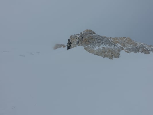 Am Fuss des Gipfelhanges bekommen wir ausser den charakteristischen weissen Felsen nichts zu Gesicht. Auch der Föhn hat an Stärke zugenommen. So entschliessen wir uns, sogleich die Abfahrt Richtung Fextal anzugehen. Der Piz Bernina muss warten...