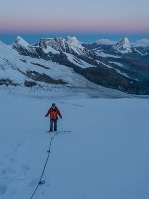 Peter und Peter sind bereits gut 3 Stunden unterwegs, hier mit Blick auf den Pollux, das Breithorn und das Matterhorn