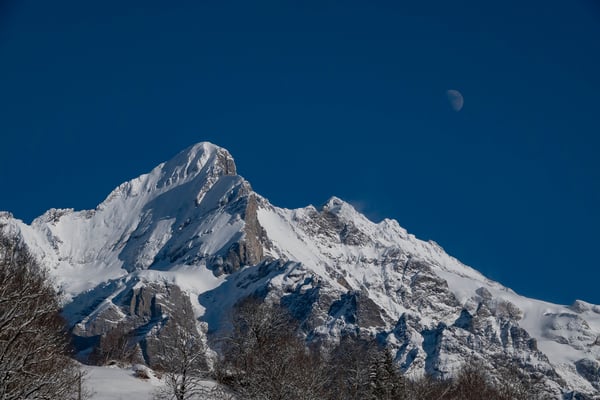 Kurz vor Feierabend gesellt sich auch die Mondsichel noch ins gezoomte Bild vom Wetterhorn
