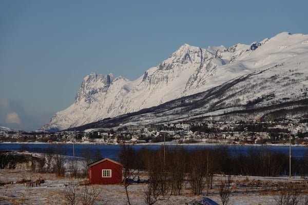 Blick vom Flughafen auf die Insel Kvalöya, das sieht ganz schön spektakulär aus und hat sicher einiges für uns zu bieten