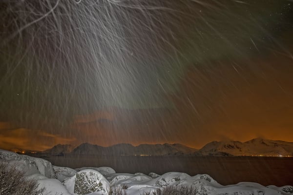 Auf nächtlicher Nordlichtjagt. Ohne Begleitung beleuchte ich die tanzenden Schneeflocken ohne geringste Hoffnung auf einen grünen Lichterzauber