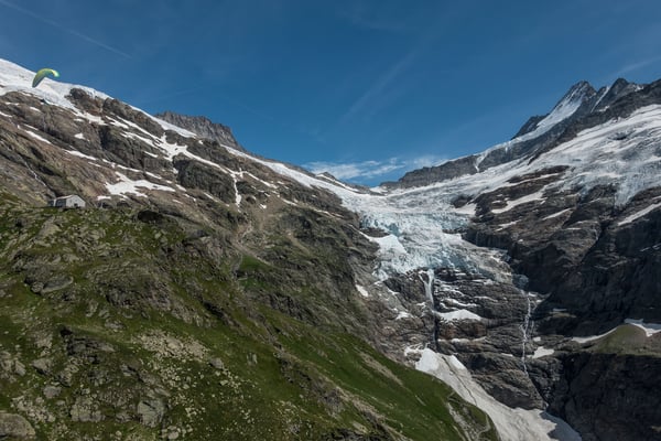 Nach wenigen Schritten heben wir ab und geniessen die spezielle Perspektive auf den Gletscher und das Schreckhorn