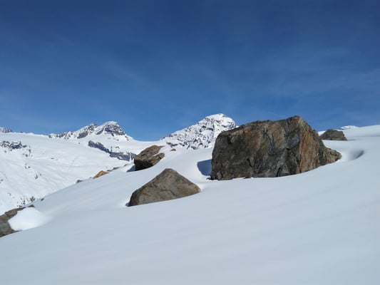 Ein schöner Platz zum Rasten, im Hintergrund das Lauterbrunner Breithorn und das Tschingelhorn