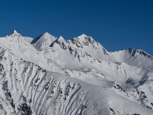 Die Otterealp wird überragt von den schönsten Skigipfeln den Entschligetals. Wyssi Flue, Männliflue, Erbithore, Winterhore und Ladholzhore 