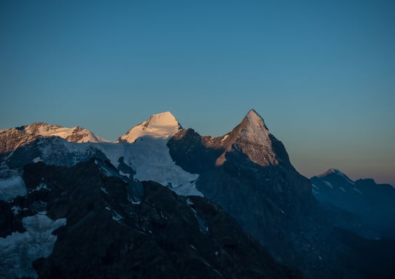 Wir sind bald drei Stunden unterwegs, als die Morgensonne Eiger und Mönch so eindrücklich beleuchten