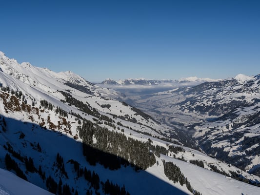 Der Blick vom Ritzgrat über das Frutigland. Die Schatten werden länger, Zeit sich auf eine finale Abfahrt zu freuen