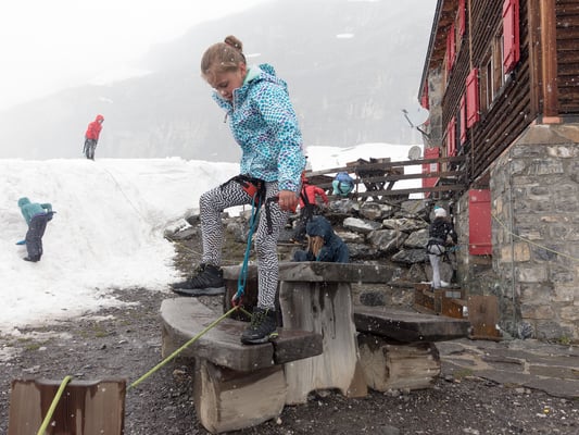 Ein Parcour mit Hindernissen bringt am Nachmittag nochmals Leben um die Bude, sonst hätten wir den Tumult im Innern..