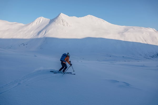 Unten ist das Terrain relativ flach, dank der hart gefrorenen Unterlage und einem Schäumchen Powder obendrauf macht das Ganze trotzdem Spass