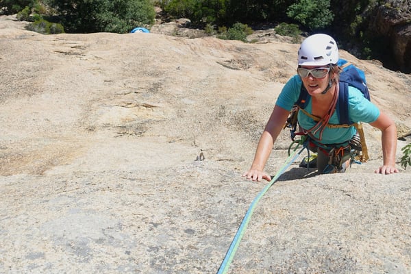 Marlies plant die nächsten Züge über die griffarme Platte...