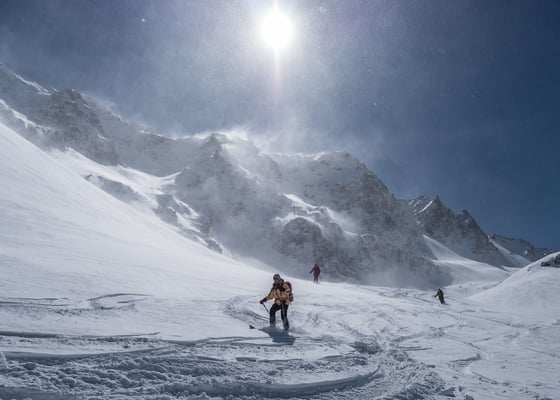 Tobende Winde wirbeln Pulver in die Windschattenhänge des Pic Ouest de Combeynot