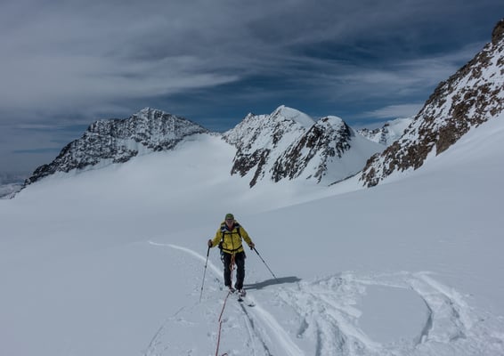Die Wetterprognose macht uns die Umstellung einfach. Anstatt des Bernina ziehen wir den Palü vor. Klaus auf dem mächtigen Altipiano di Fellaria, links der Zupo, rechts die Bellavista