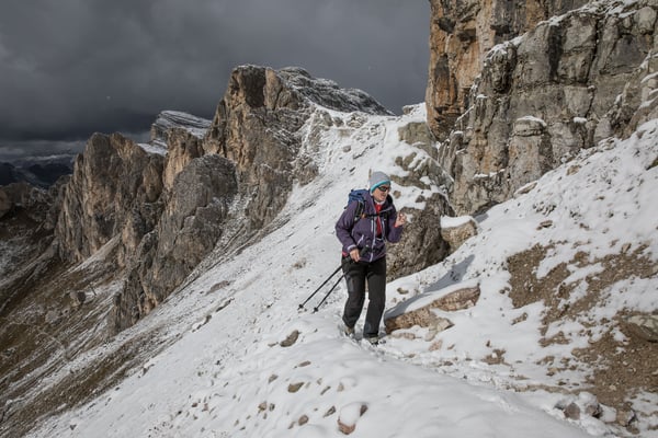 Simona hält ein kleines Schmuckstück in der Hand