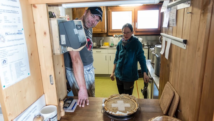Das sympathische Hüttenwart Paar verwöhnt uns mit frisch gebackenem Haslichüöche