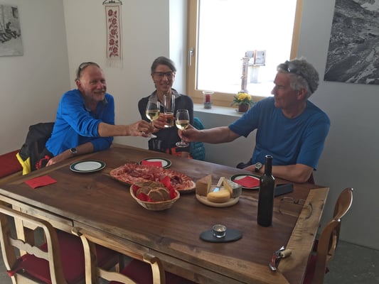 In Hinterrhein geniessen wir Köstlichkeiten aus der Region