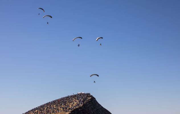 Unsere Falschirmspringer vor einer der drei Zuschauerkulissen